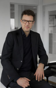 En halvbild på en sittande Mattias Åkerlind, vd Copyswede