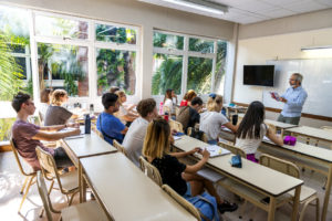 Klassrum med lärare, elever och en tv. Foto: Istock/Carlos Alvarez