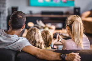 Familj tittar på tv. Foto: Istock/Skynesher