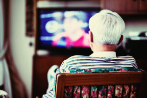 Äldre man som tittar på tv. Foto: Istock/Rapideye